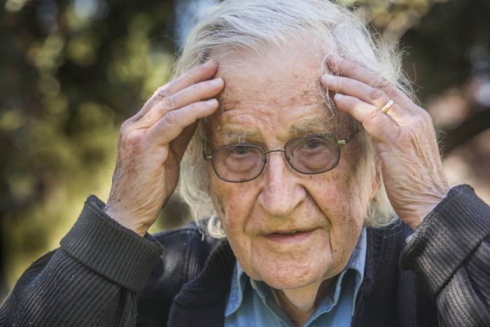 Noam Chomsky y la semana negra de octubre: «No me sorprende para nada lo que ocurre en Chile» Noam Chomsky y la semana negra de octubre: «No me sorprende para nada lo que ocurre en Chile»