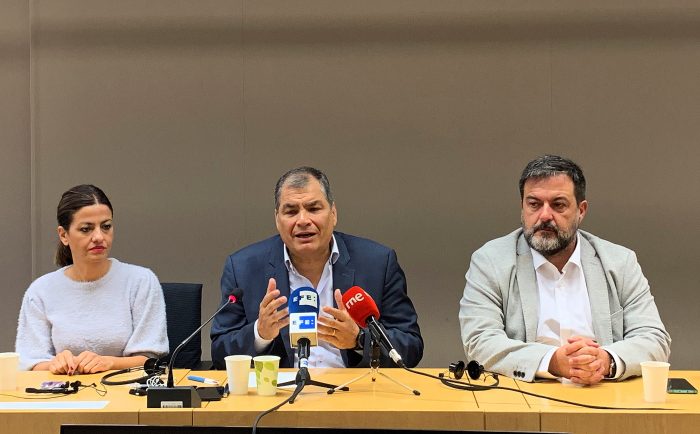 Correa pide a Moreno convocar elecciones, en las que se presentaría como candidato Correa pide a Moreno convocar elecciones, en las que se presentaría como candidato