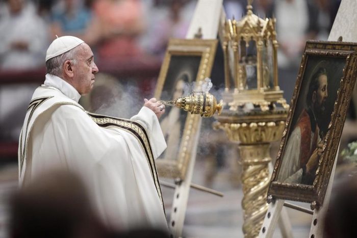 Papa Francisco suspende a cinco altos funcionarios involucrados en actos de corrupción