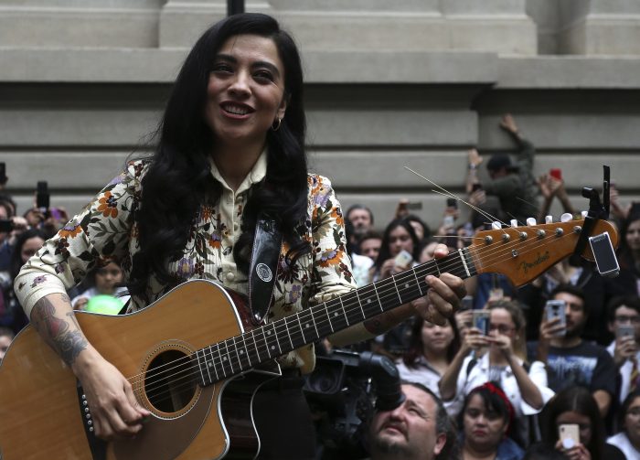 Mon Laferte y su homenaje a Violeta Parra: “Necesitamos justicia y paz” Mon Laferte y su homenaje a Violeta Parra: “Necesitamos justicia y paz”