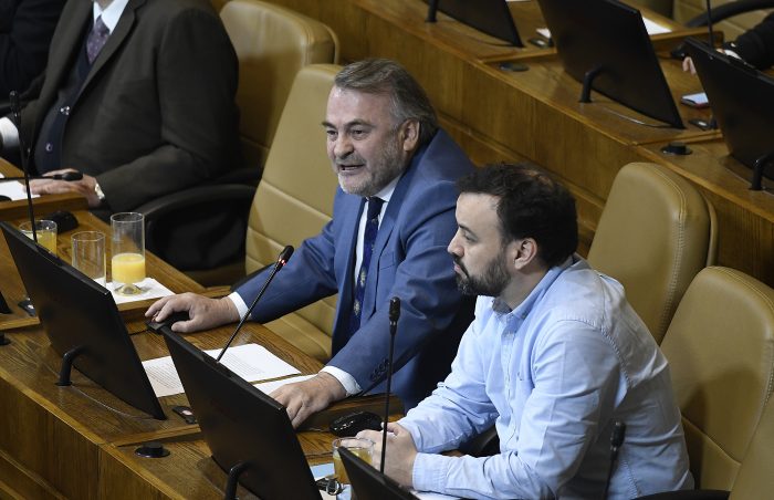 Pepe Auth descarta renunciar y emplaza a los otros diputados: «Pido tolerancia con mis convicciones» Pepe Auth descarta renunciar y emplaza a los otros diputados: