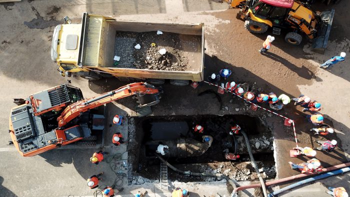 Aguas Andinas identifica el punto exacto de la rotura de matriz y reparaciones podrían extenderse por al menos 9 días Aguas Andinas identifica el punto exacto de la rotura de matriz y reparaciones podrían extenderse por al menos 9 días
