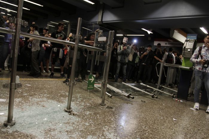 PDI detuvo a sospechoso de dañar la estación de Metro Las Parcelas el pasado 18 de octubre PDI detuvo a sospechoso de dañar la estación de Metro Las Parcelas el pasado 18 de octubre
