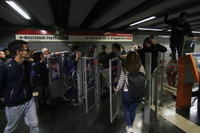 Múltiples puntos de evasión masiva en el Metro marcan la quinta jornada de protesta 