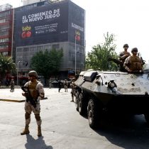 La pizza más cara de Piñera: la cadena de errores del Presidente en el manejo de crisis y que ha terminado con tanques en las calles