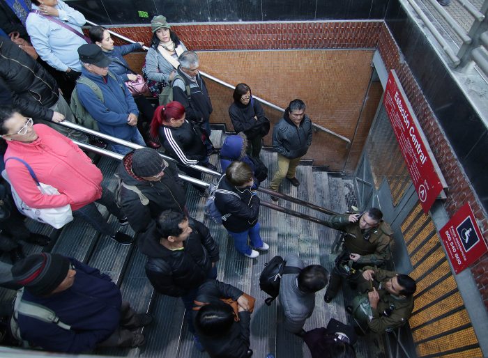 Las primeras horas del regreso del Metro de Santiago: sólo la Línea 1 disponible y sindicato llama a no trabajar Las primeras horas del regreso del Metro de Santiago: sólo la Línea 1 disponible y sindicato llama a no trabajar