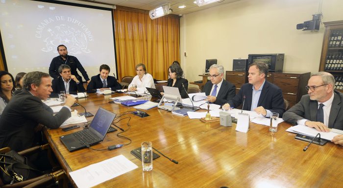 En la Cámara escucharon los cacerolazos: Comisión aprueba rebaja de la dieta parlamentaria En la Cámara escucharon los cacerolazos: Comisión aprueba rebaja de la dieta parlamentaria