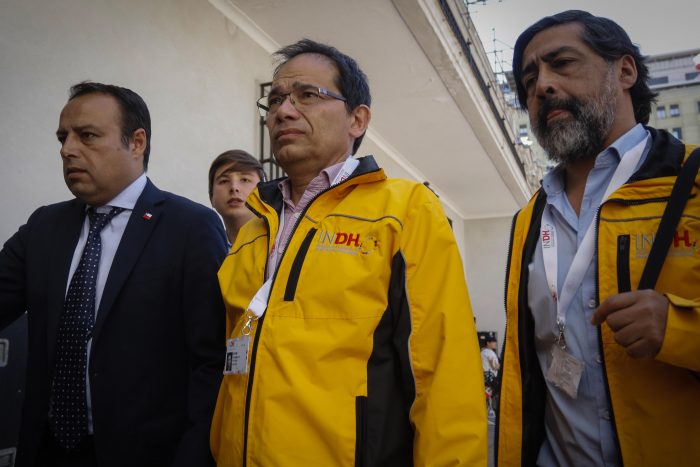 Agresión a Observador del INDH: Sergio Micco presenta querella y desmiente a diputada Núñez que calificó el hecho como «un montaje» Agresión a Observador del INDH: Sergio Micco presenta querella y desmiente a diputada Núñez que calificó el hecho como