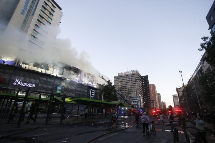 Jornada del martes comienza con largas filas en paraderos de micro Jornada del martes comienza con largas filas en paraderos de micro