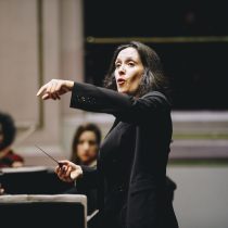 Destacada directora Alejandra Urrutia se pondrá al frente de la Orquesta Clásica de la Universidad de Santiago