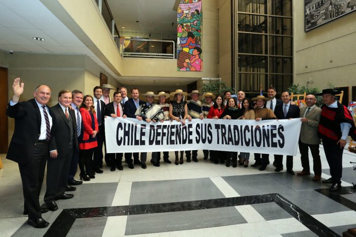 Diputados UDI crean bancada para defender «las tradiciones» como el rodeo, las carreras de galgos y las domaduras de caballo Diputados UDI crean bancada para defender