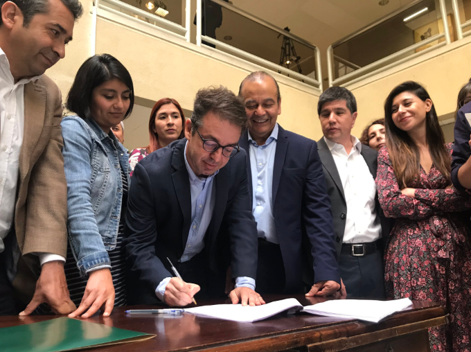 Con firmas DC, oposición presentó acusación constitucional contra Chadwick Con firmas DC, oposición presentó acusación constitucional contra Chadwick