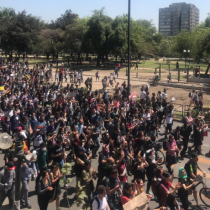“Oh, Chile despertó”: masiva concentración pacífica en Plaza Italia desafía el estado de “guerra” de Piñera