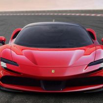 Primer híbrido Ferrari en serie ya puede ser encargado desde Chile
