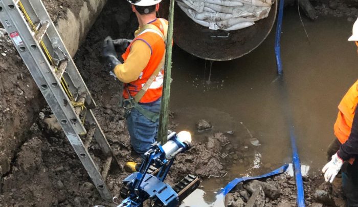 Aguas Andinas extrae cañería dañada en Providencia y comienza instalación de reemplazo Aguas Andinas extrae cañería dañada en Providencia y comienza instalación de reemplazo
