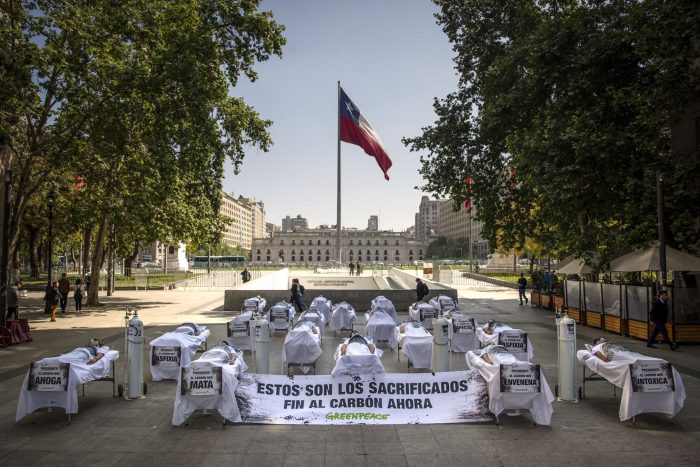 Con camillas y enfermos frente a La Moneda, Greenpeace alerta sobre las consecuencias del carbón en zonas de sacrificio Con camillas y enfermos frente a La Moneda, Greenpeace alerta sobre las consecuencias del carbón en zonas de sacrificio