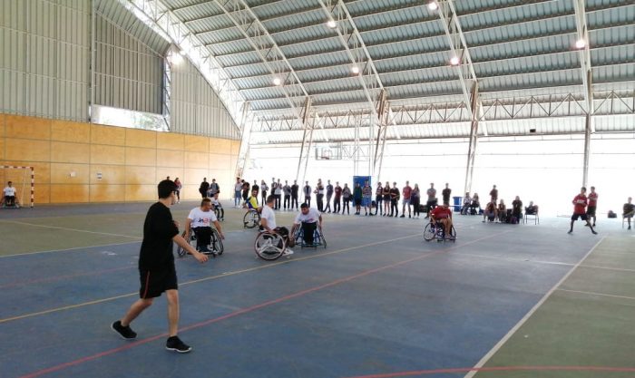 Demostración de handball en silla de ruedas para enseñar sobre deporte adaptado