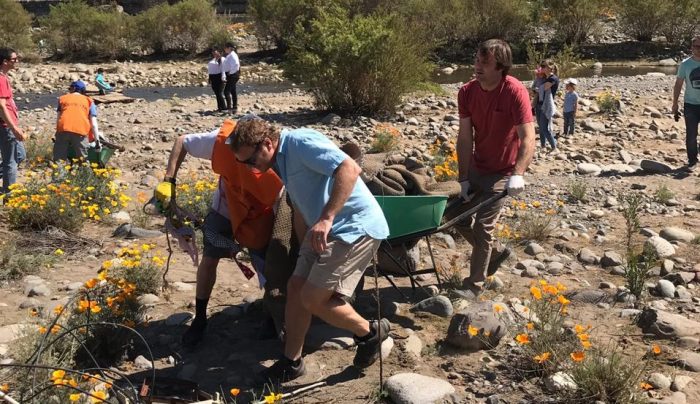 Vecinos retiran cerca de tres toneladas de basura del río Mapocho Vecinos retiran cerca de tres toneladas de basura del río Mapocho