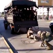 De agresiva represión a chascarro militar: dos uniformados cayeron en plena revuelta social