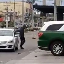 Sorprenden a encapuchado salir de auto sin patente que se encontraba en medio de efectivos policiales