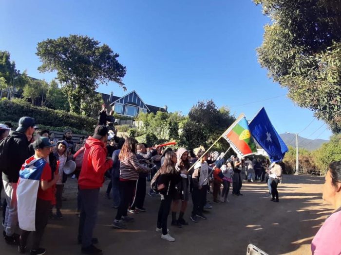 Vecinos de Zapallar se manifestaron frente a casa de Piñera en Cachagua Vecinos de Zapallar se manifestaron frente a casa de Piñera en Cachagua