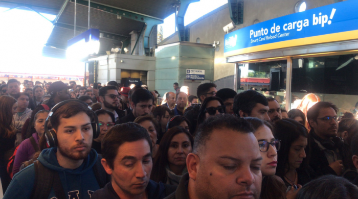 Línea 4 del Metro reinicia operaciones con alta congestión en la estación Quilín Línea 4 del Metro reinicia operaciones con alta congestión en la estación Quilín