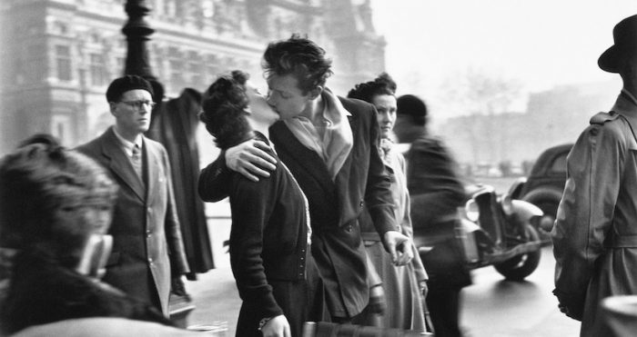 Muestra «La belleza de lo cotidiano», llegan a Chile las fotografías del autor de El beso del Hotel de Ville Muestra «La belleza de lo cotidiano», llegan a Chile las fotografías del autor de El beso del Hotel de Ville
