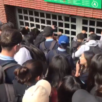 Otro episodio de evasión masiva: ahora los estudiantes provocan avalancha en estación Santa Isabel del Metro
