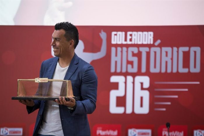 Paredes recibe homenaje de la ANFP como máximo goleador histórico del fútbol chileno