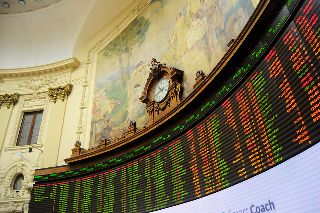 Acciones chilenas y peso suben tras aparente calma en el país Acciones chilenas y peso suben tras aparente calma en el país
