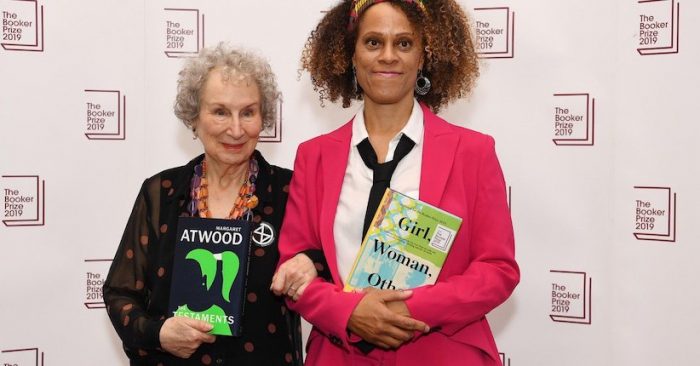 Margaret Atwood y Bernardine Evaristo ganan el prestigioso premio literario Booker Margaret Atwood y Bernardine Evaristo ganan el prestigioso premio literario Booker