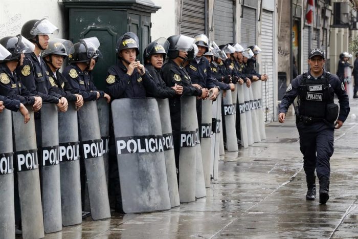Crisis en Perú: Policía cerca el Congreso e impide entrada a los parlamentarios Crisis en Perú: Policía cerca el Congreso e impide entrada a los parlamentarios