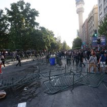 Santiago como Ciudad Gótica: viernes de furia por alza de pasajes del Metro tiene a La Moneda en reunión de emergencia