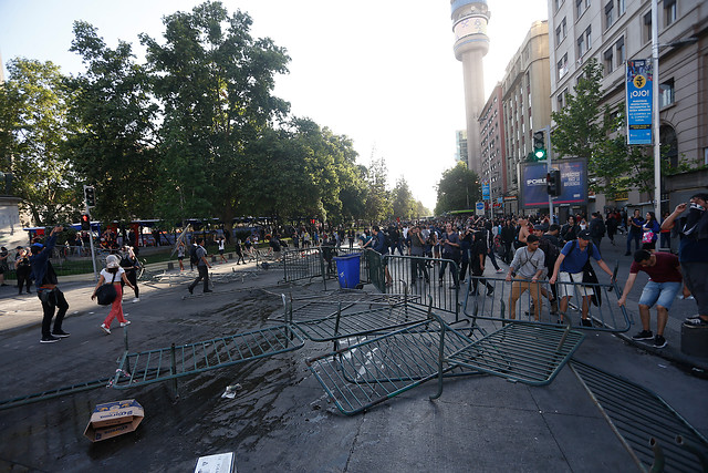 Santiago como Ciudad Gótica: viernes de furia por alza de pasajes del Metro tiene a La Moneda en reunión de emergencia Santiago como Ciudad Gótica: viernes de furia por alza de pasajes del Metro tiene a La Moneda en reunión de emergencia