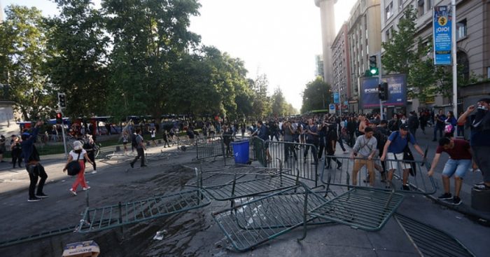 Suspenden actividades culturales tras noche de protestas en Santiago