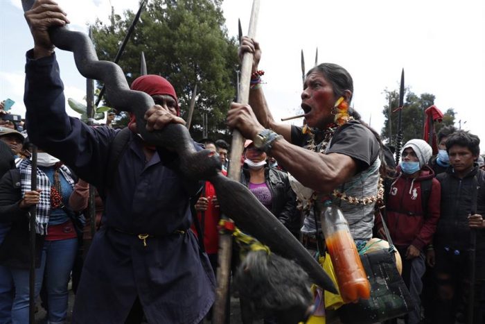Cientos de guerreros indígenas de la Amazonía se unen a protestas en Quito Cientos de guerreros indígenas de la Amazonía se unen a protestas en Quito