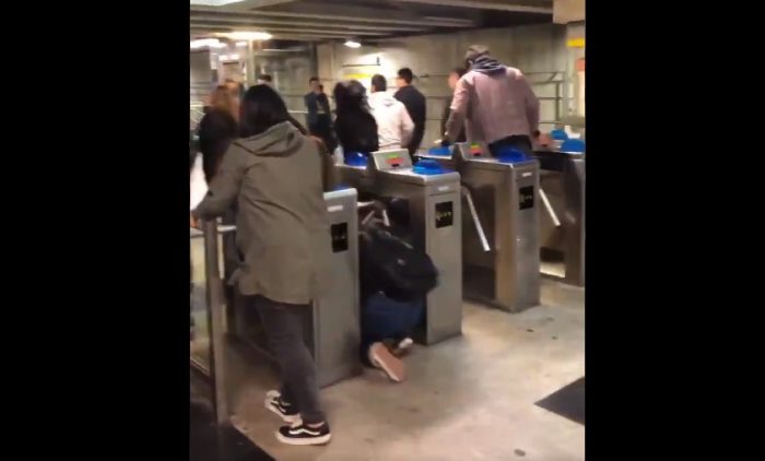 Porteños realizan evasión masiva en el Metro Valparaíso: Merval cerró sus puertas hasta nuevo aviso Porteños realizan evasión masiva en el Metro Valparaíso: Merval cerró sus puertas hasta nuevo aviso