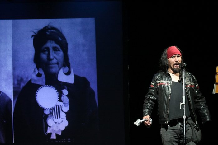 Daniela Catrileo, David Añiñir y Francisco Vargas Huaiquimilla se unen a académicos para decolonizar el conocimiento a través de la poesía y la performance Daniela Catrileo, David Añiñir y Francisco Vargas Huaiquimilla se unen a académicos para decolonizar el conocimiento a través de la poesía y la performance