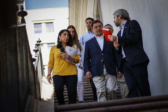 Guevara asume en la Intendencia Metropolitana y deja atrás sus críticas al manejo de La Moneda en la crisis Guevara asume en la Intendencia Metropolitana y deja atrás sus críticas al manejo de La Moneda en la crisis