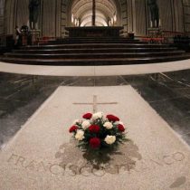 Gobierno español fija el 25 de octubre como día tope para exhumar a Franco