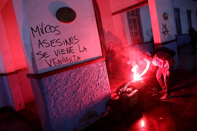 Rebeldía generalizada: en Santiago manifestantes desafían el toque de queda y estado de emergencia se extiende a más regiones Rebeldía generalizada: en Santiago manifestantes desafían el toque de queda y estado de emergencia se extiende a más regiones