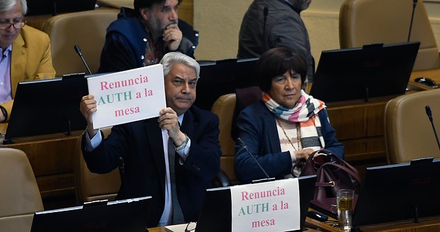 Ataques en todas direcciones en el “harakiri” de la oposición tras el fracaso de la acusación constitucional contra Marcela Cubillos Ataques en todas direcciones en el “harakiri” de la oposición tras el fracaso de la acusación constitucional contra Marcela Cubillos