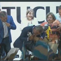 Todo por los votos: Macri besa el pie descalzo de anciana en pleno acto electoral y dice que encontró a su «Cenicienta»
