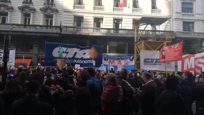Protestas de chilenos en el extranjero: caos en Argentina y calma en Barcelona Protestas de chilenos en el extranjero: caos en Argentina y calma en Barcelona