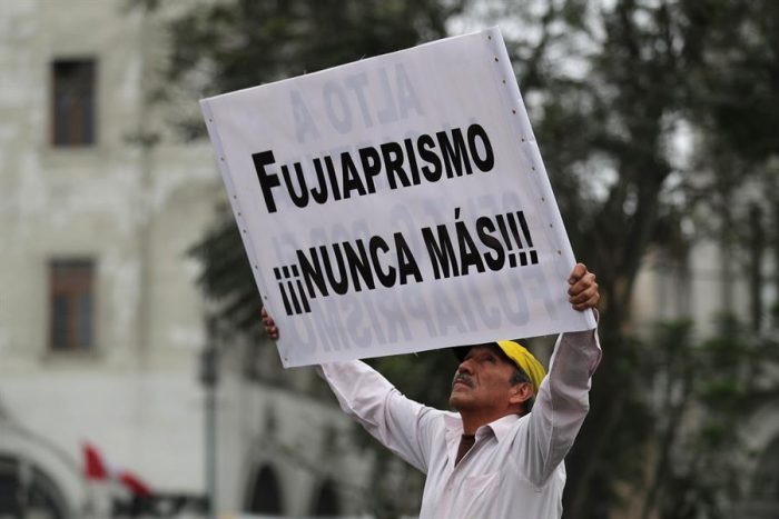 “Y ya cayó, y ya cayó, el fujiaprismo ya cayó”: Vizcarra recibe apoyo ciudadano tras cierre del Congreso
