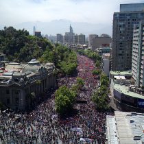 Multitudinaria marcha en Santiago y movilizaciones masivas en regiones marcan la sexta jornada del estallido social en Chile