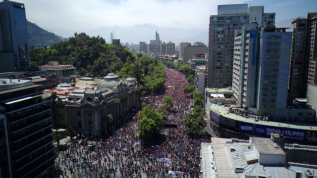 Multitudinaria marcha en Santiago y movilizaciones masivas en regiones marcan la sexta jornada del estallido social en Chile