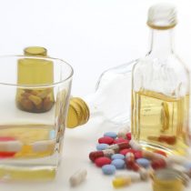 Advierten por qué los medicamentos para la alergia no deben mezclarse con alcohol