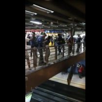 Protestas en el Metro: Manifestantes arrojan una pantalla a las vías en estación Moneda