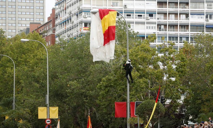 Paracaidista chocó contra un poste durante el desfile del 12 de octubre en España: salió ileso Paracaidista chocó contra un poste durante el desfile del 12 de octubre en España: salió ileso